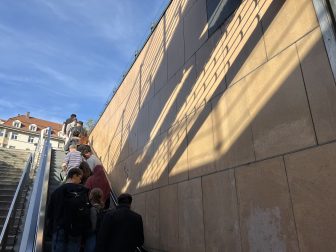 ドイツ、シュトゥットガルトのマリーエンプラッツ駅のエスカレーター