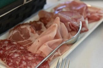 ham and salami platter of Ma Lo', a restaurant in Carpi, Italy