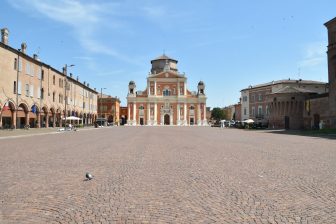 イタリアのエミリア・ロマーニャ州、カルピにある広大な広場、ピアッツァ・デイ・マルティーリ