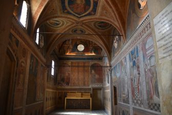 イタリアのエミリア・ロマーニャ州、カルピにあるパラッツォ・デイ・ピオ内の部屋