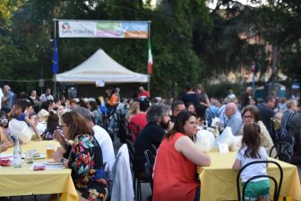 イタリアのエミリア・ロマーニャ州、コッレッジョのサン・クイリーノ祭りのフードコート