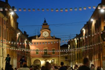 イタリアのエミリア・ロマーニャ州、コッレッジョのサン・クイリーノ祭りは夜も続く