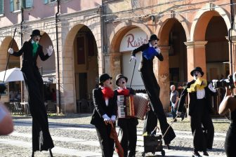イタリアのエミリア・ロマーニャ州、コッレッジョのサン・クイリーノ祭りの大道芸人たち
