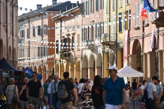 イタリアのエミリア・ロマーニャ州、コッレッジョのサン・クイリーノ祭りで賑わう通り