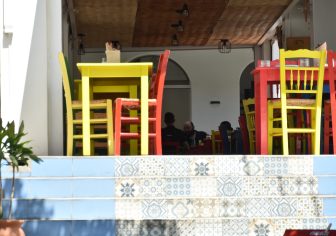 ギリシャのクレタ島、アギオス・ニコラオスにあるヴーリスマーニ湖を囲むカフェバーの一つ
