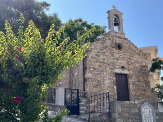 ギリシャのクレタ島、アギオス・ニコラオスの内陸にある教会