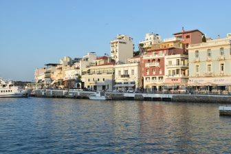 ギリシャのクレタ島、アギオス・ニコラオスの海辺の風景