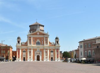 イタリア、エミリア・ロマーニャ州のカルピの大聖堂の外観