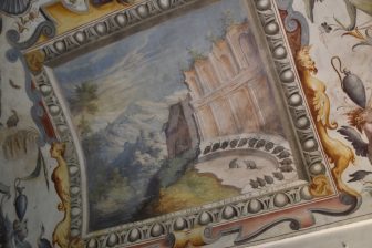 イタリアのエミリア・ロマーニャ州にある町、サン・セコンド・パルメンセのRocca dei Rossi城内のイソップ童話を描いた天井