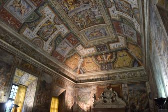 イタリアのエミリア・ロマーニャ州にある町、サン・セコンド・パルメンセのRocca dei Rossi城内の大広間