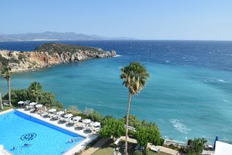 ギリシャのクレタ島東部のVoulisma Beach付近のリゾートホテル
