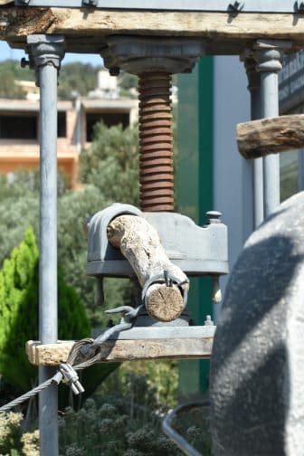 ギリシャのクレタ島東部にあるオリーブ油工場に展示されている昔の器具