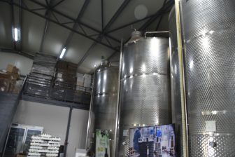 ギリシャのクレタ島東部にあるオリーブ油工場内の巨大なタンク