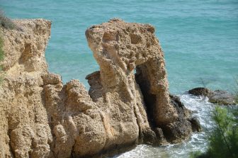 ギリシャのクレタ島東部のVoulisma Beachの岩