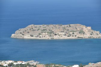 ギリシャのクレタ島東部の内陸を巡るツアーで行ったスピナロンガ島が良く見える見晴らしスポット