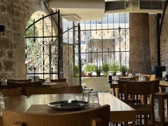 ギリシャのクレタ島、イラクリオンのレストラン、Petousis Tavernの内装