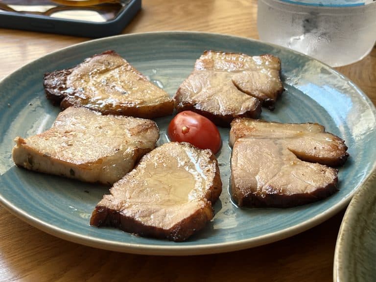 ギリシャのクレタ島、イラクリオンのレストラン、Petousis Tavernの前菜のポーク