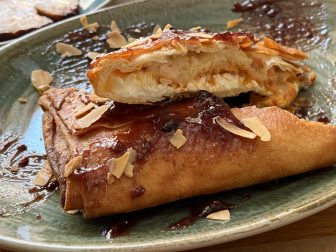 ギリシャのクレタ島、イラクリオンのレストラン、Petousis Tavernのパイ料理