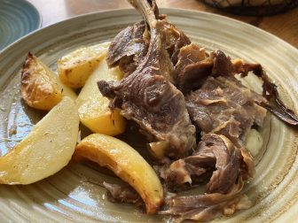 ギリシャのクレタ島、イラクリオンのレストラン、Petousis Tavernのラム料理