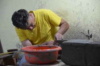 ギリシャのクレタ島東部の内陸を巡るツアーで行ったプシフロの陶器屋のデモンストレーション