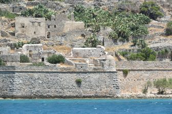 ギリシャのクレタ島沖のスピナロンガ島を船から見る