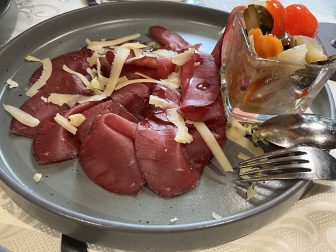 北イタリアのクルゾーネにあるレストラン、Commercio Mas-Ci'のブレザオラの前菜