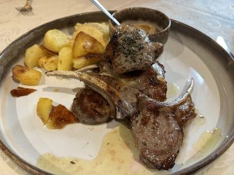 北イタリアのクルゾーネにあるレストラン、Commercio Mas-Ci'のラム料理