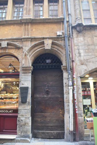 フランスのリヨンの旧市街にある秘密の抜け道、トラブールの入り口