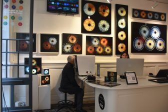 フランスのリヨンにある虹彩をアートにするIris Galerie の店内