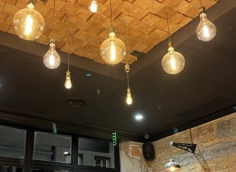 フランス、リヨンのペラーシュ駅近くのカフェ、Victor の店内