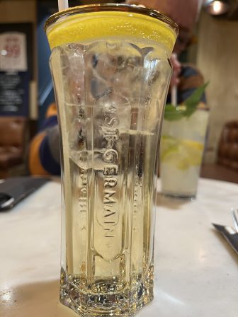 フランス、リヨンのペラーシュ駅近くのカフェ、Victor のサン・ジェルマン・スプリッツ