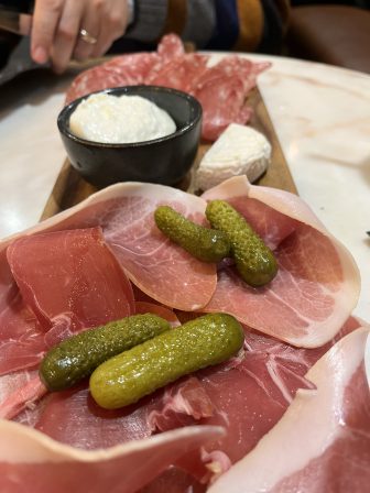 フランス、リヨンのペラーシュ駅近くのカフェ、Victor のタリエーレ