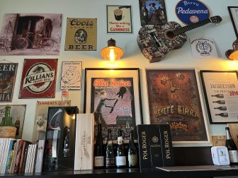 北イタリア、ロンバルディア州のピッツィゲットーネにあるThe Bridge というエノテカの店内