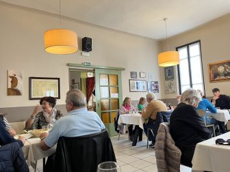 北イタリア、ロンバルディア州のピッツィゲットーネにあるレストラン、Trattoria del Guado の店内