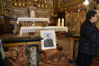 北イタリア、ロンバルディア州のピッツィゲットーネにある聖ピエトロ教会の主催団にるミッツィ司祭の写真