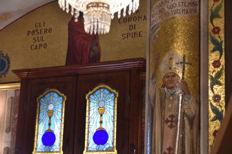 北イタリア、ロンバルディア州のピッツィゲットーネにある聖ピエトロ教会内のヨハネ・パウロ二世の肖像