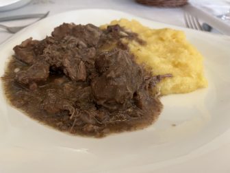 北イタリア、ロンバルディア州のピッツィゲットーネにあるTrattoria del Guado のイノシシ料理