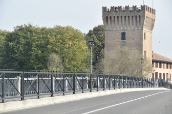 北イタリア、ロンバルディア州のピッツィゲットーネの橋のたもとにある塔