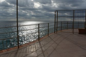 北イタリア、リグーリア州のネルヴィの遊歩道で太陽が照った一瞬