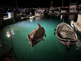 夜歩きの後にレストラン