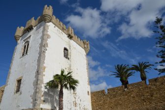 モロッコのアシラーのメディナへの入り口付近の塔