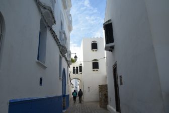 モロッコのアシラーの白い家並み
