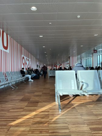 北イタリア、格安航空用のベルガモ空港の中