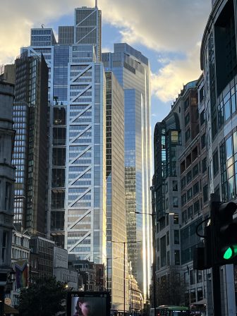 ビルが建て込むロンドンのリバプール・ストリート