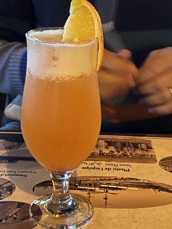 モロッコの首都ラバトにある船のパブ、DHOWのテキーラサンライズ