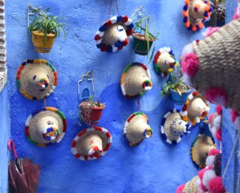 モロッコのシャウエンで売られていたリフ山脈のベルベル人が被る派手な麦わら帽子