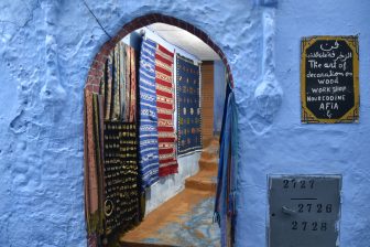 モロッコのシャウエンにある絨毯店