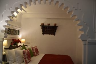 モロッコのシャウエンにあるリヤド、Riad Cherifa の寝室