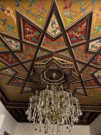 モロッコのシャウエンにあるリヤド、Riad Cherifa の朝食部屋の天井