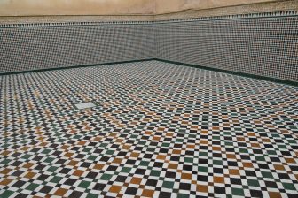 モロッコのメクネスにあるムーレイ・イスマイルの廟に敷き詰めてあるタイル
